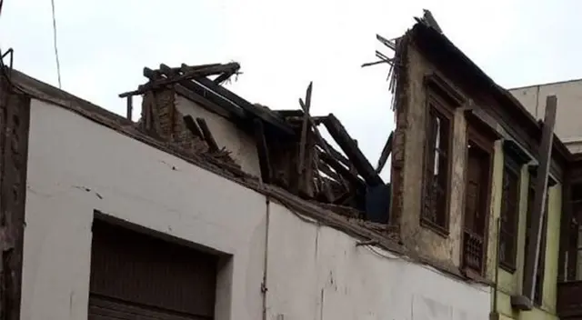 Cercado de Lima: alertan que pared de vieja casona está a punto de derrumbarse y genera peligro Cercado de Lima: alertan que pared de vieja casona está a punto de derrumbarse y genera peligro
