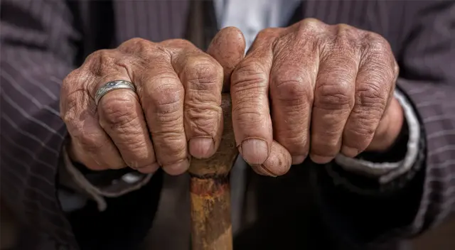 El adulto mayor se solidarizó con la mujer embarazada.