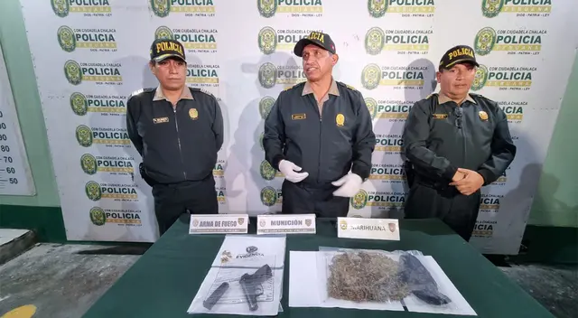Presentación de armas y droga encontrada al detenido. Presentación de armas y droga encontrada al detenido.