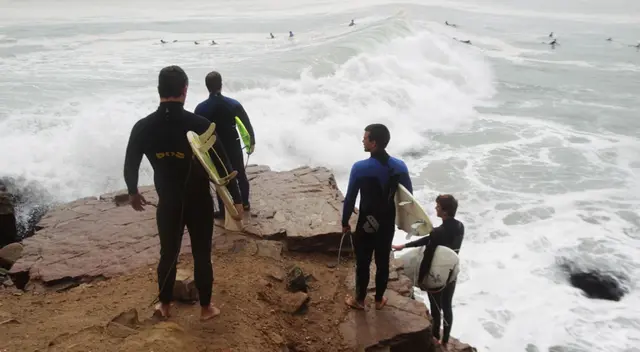 Para el especialista, los instructores de deportes acuáticos deben estar entrenados en socorro y primeros auxilios. Para el especialista, los instructores de deportes acuáticos deben estar entrenados en socorro y primeros auxilios.