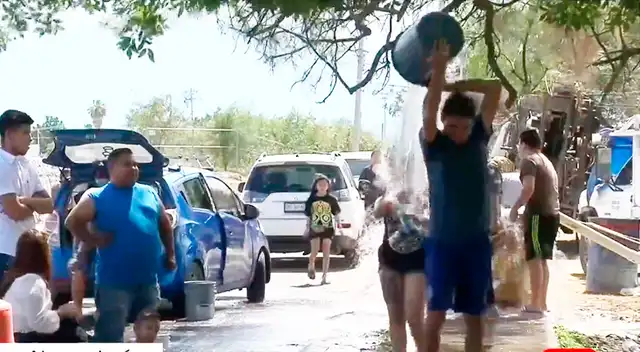 Mexicanos se bañan en baldazos