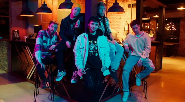 De vuelta entre nosotros. De vuelta entre nosotros.