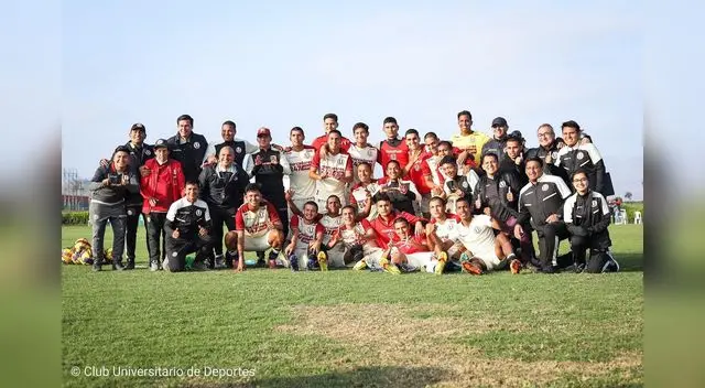 Festejo de la 'U' por el triiunfo alcanzado ante Sporting Cristal que le permite ser puntero con 10 unidades. Festejo de la 'U' por el triiunfo alcanzado ante Sporting Cristal que le permite ser puntero con 10 unidades.