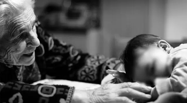 La adulta mayor llegó a un acuerdo con su hija para poder cuidar a su nieto.