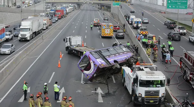 Bus de transporte público se vuelca en plena Panamericana Sur