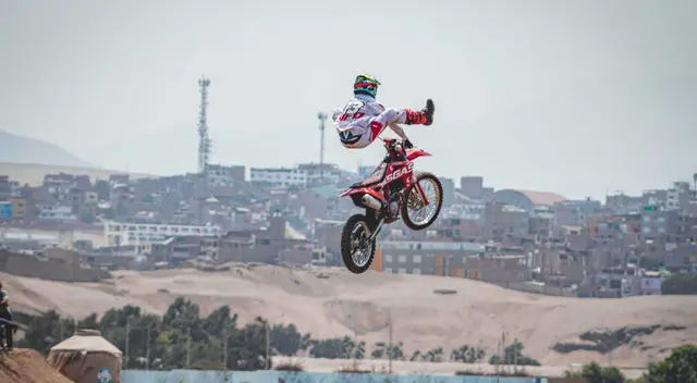Freestyle motocross en Agua Dulce de Chorrillos como evento benéfico.