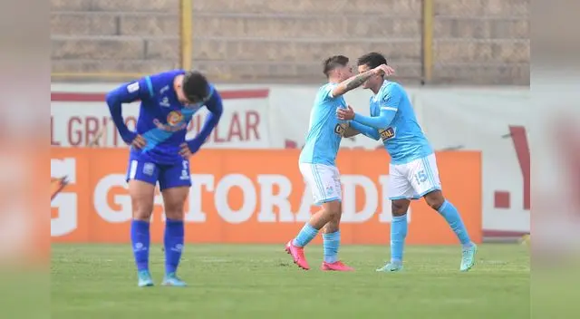 Hohberg recibe la felicitación de Lora por el gol marcado a Penny del Alianza Atlético.