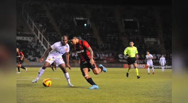 Luis Iberico mostrando su peligrosidad ante la defensa del Atlético Grau.