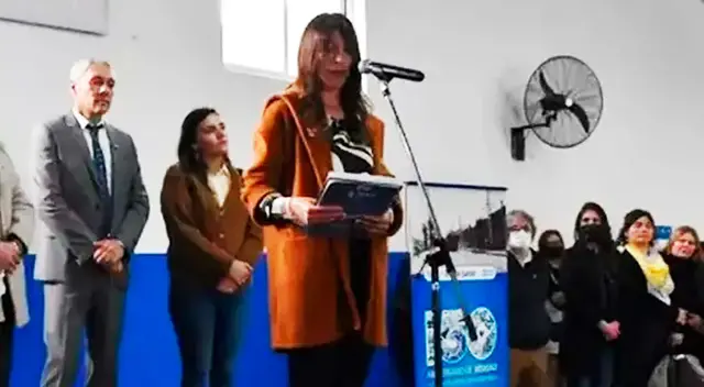 La maestra logró terminar su discurso a pesar de los silbidos y gritos de los padres. La maestra logró terminar su discurso a pesar de los silbidos y gritos de los padres.