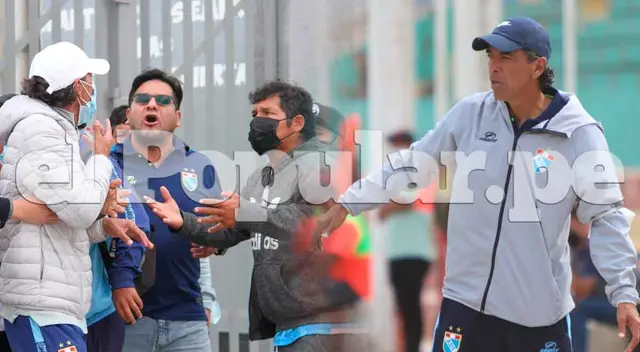 Juan Carlos Bazalar fue agredido por sus propios dirigentes en el Callao. La Policía intervino. Juan Carlos Bazalar fue agredido por sus propios dirigentes en el Callao. La Policía intervino.