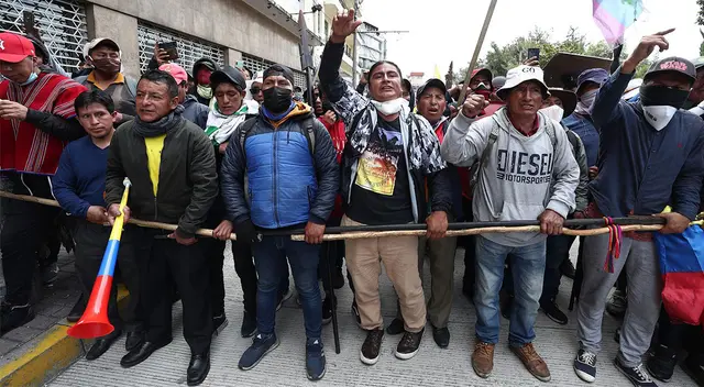 Unos 14 mil indígenas ecuatorianos protestan por el elevado costo de vida en medio de una pobreza latente.