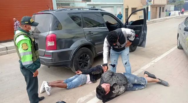 Policía detiene a sujetos con moto robada que iban a vender.