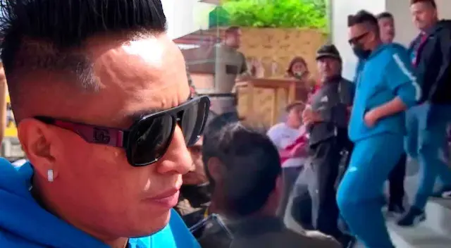 Christian Cueva llegó a Chota, Cajamarca, con sus lentes Dolce Gabbana.