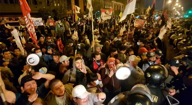 Manifestantes se enfrentaron con la Policía durante marcha en el centro de Lima.