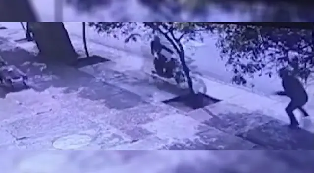 Cercado: motociclista sin licencia ni SOAT sube a vereda y atropella a mujer [VIDEO]