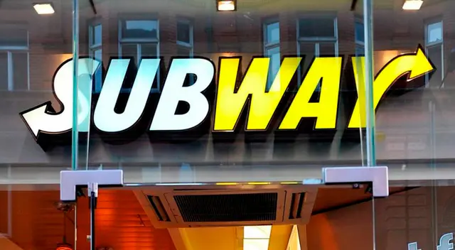 El cliente le reclamó a los jóvenes por qué su sándwich tenía mucha mayonesa. El cliente le reclamó a los jóvenes por qué su sándwich tenía mucha mayonesa.