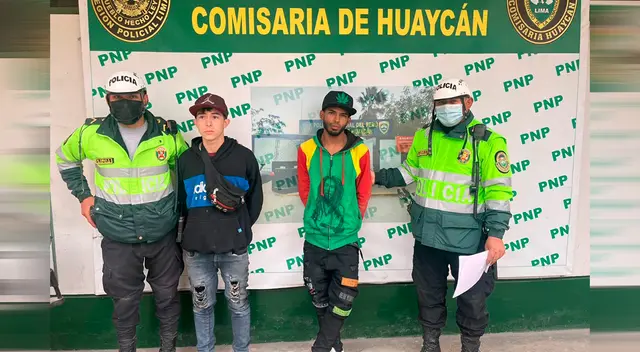 Dos sujetos detenidos por la policía.