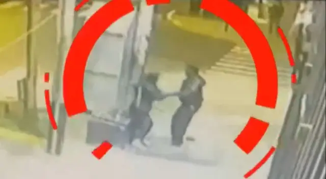 Los vecinos refieren que pese a ser intervenido por el Serenazgo del distrito, el depravado terminó huyendo sin ser identificado. Los vecinos refieren que pese a ser intervenido por el Serenazgo del distrito, el depravado terminó huyendo sin ser identificado.