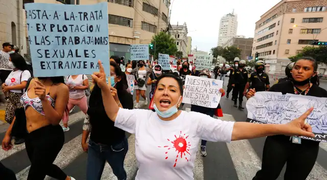 Prostitutas señalan ser víctimas de explotación sexual y crímenes por parte de sicarios que le exigen cupos. Prostitutas señalan ser víctimas de explotación sexual y crímenes por parte de sicarios que le exigen cupos.