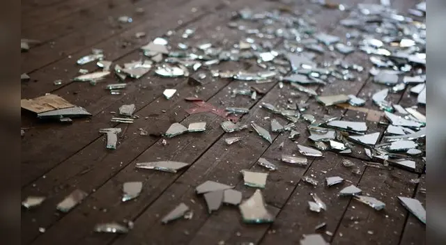 Soñar con vidrios rotos en el suelo se relaciona con falta de motivación, inseguridad y poco control en la vida. Crédito: diariofemenino.com