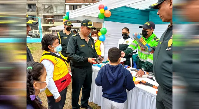 Menores intercambiaron sus armas de juguetes por juegos didácticos. Menores intercambiaron sus armas de juguetes por juegos didácticos.