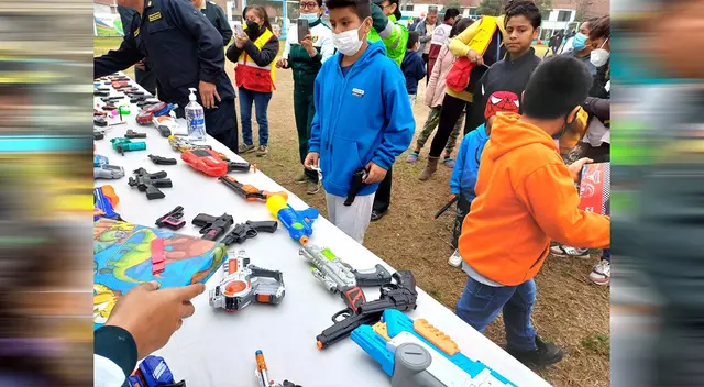 Menores intercambiaron sus armas de juguetes por juegos didácticos. Menores intercambiaron sus armas de juguetes por juegos didácticos.