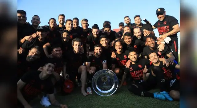Melgar posa con el plato que lo proclamó como ganador del Apertura y ahora va por el título nacional.