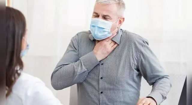 La tos es uno de los síntomas que manifiesta una persona con COVID prolongado.