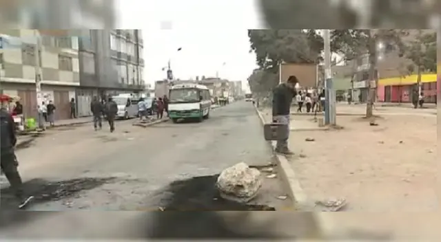 Paro de transporte público: manifestantes quemaron llantas y bloquearon vías en Comas [VIDEO]