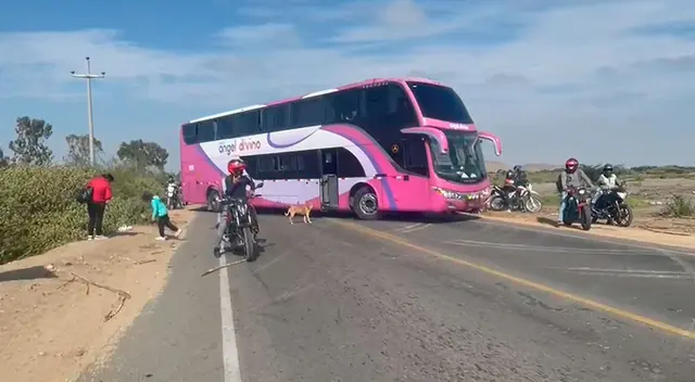 La Policía Nacional del Perú (PNP) llegó hasta la zona para retirar lo que obstruía el paso de las unidades de transporte interprovincial y carga pesada. La Policía Nacional del Perú (PNP) llegó hasta la zona para retirar lo que obstruía el paso de las unidades de transporte interprovincial y carga pesada.