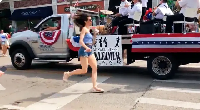 El tiroteo ocurrió este lunes a las 10:14 a.m. en el centro de Highland Park, en Illinois, durante el desfile. El tiroteo ocurrió este lunes a las 10:14 a.m. en el centro de Highland Park, en Illinois, durante el desfile.