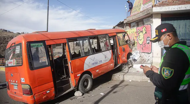 Vehículo de servicio público terminó estrellándose contra una vivienda en Miraflores. Vehículo de servicio público terminó estrellándose contra una vivienda en Miraflores.
