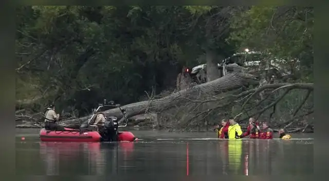 Equipos con trajes especiales buscan los cuerpos de las víctimas del terrible hecho en un lago.