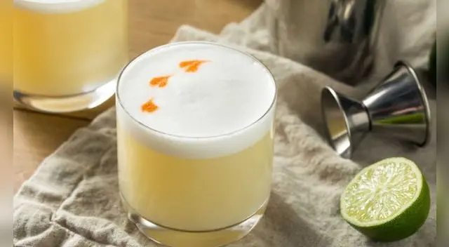 Una de las bebidas banderas infaltables este 28 de julio es el Pisco Sour. Una de las bebidas banderas infaltables este 28 de julio es el Pisco Sour.