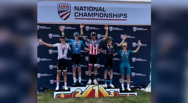 Posa Alejandro Che muy orgulloso en el podio