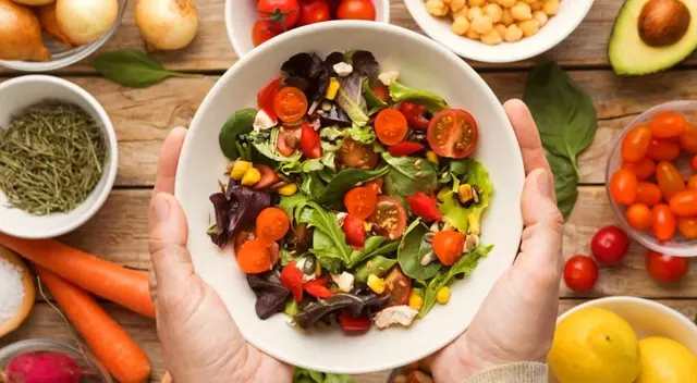 Evitar las comidas que sean alto en grasas porque afecta a tu colesterol.