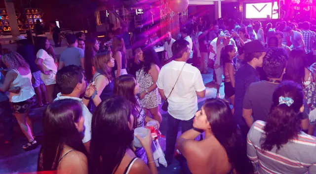 En el Minsa se encuentran estudiando la posibilidad de suspender fiestas y cerrar las discotecas debido a la aglomeración de personas que allí se concentra.