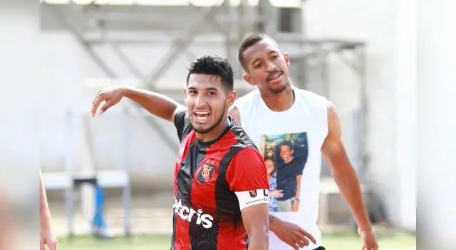 Alexis Arias participa en los festejos del gol de Melgar ante Mannucci  en el Mansiche.