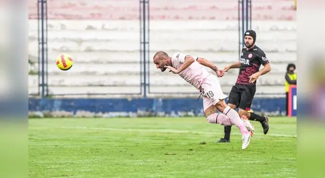 Mauro Guevgeozián anotó el segundo gol de los porteños de golpe de cabeza.