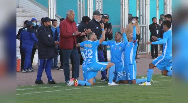 Wilmar Valencia, técnico del Binacional se une a los festejos de su equipo en la goleada a la San  Martín.