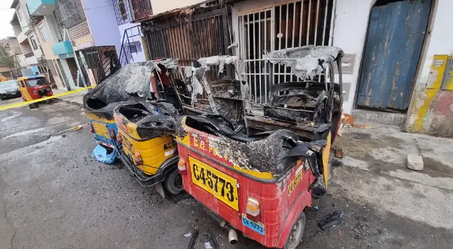SJM: familia prestamistas incendian tres mototaxis de una familia por no pagar préstamo [VIDEO]