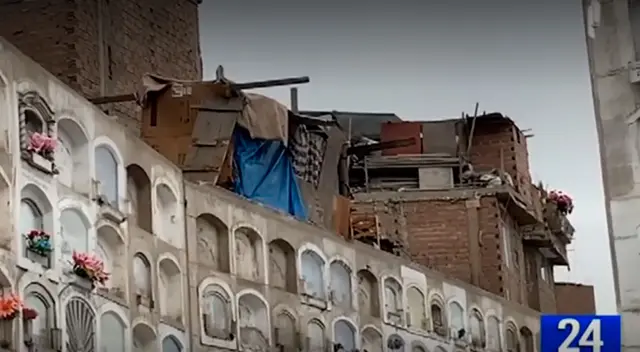 Invasores de terreno construyen sobre los nichos.