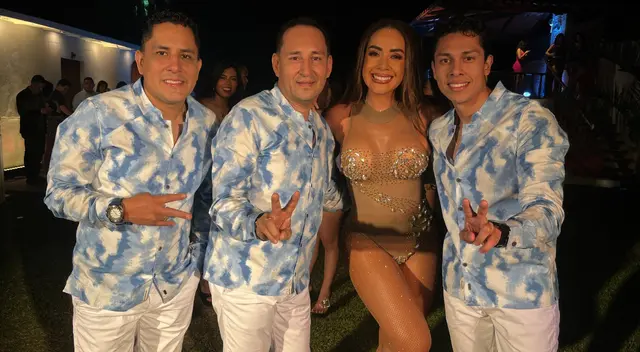 Felices con la espectacular modelo del sur chico.