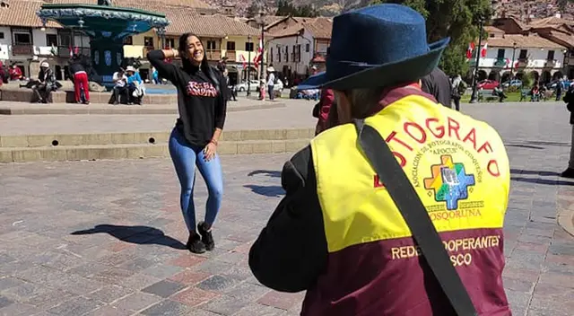 Realizó sesión de fotos para hombre del lente. Realizó sesión de fotos para hombre del lente.