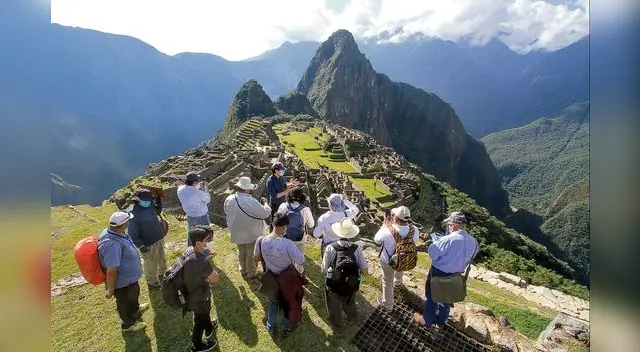 Turistas se alistan para viajar y aprovechar el feriado largo.