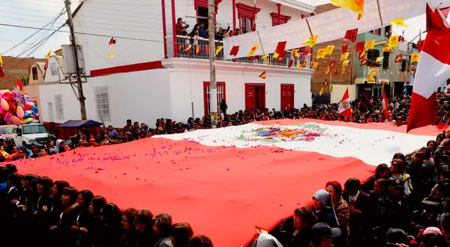 La bandera del Perú paso en total por cuatro diseños. La bandera del Perú paso en total por cuatro diseños.