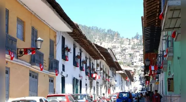 Los peruanos saben que cada mes de julio deben colocar la bandera del Perú en sus azoteas.