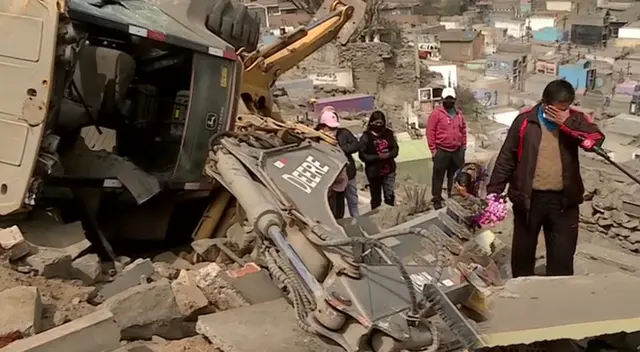 Hombre llora porque encontró el féretro de su madre fuera de la tumba. Hombre llora porque encontró el féretro de su madre fuera de la tumba.