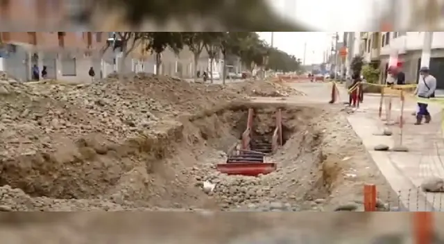 Callao: vecinos denuncian fétido olor por desagüe abierto en obras paralizadas en la avenida Quilca [VIDEO]