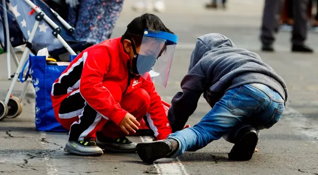 Según MayoClinic, el 50% de los niños y adolescentes pueden tener la COVID-19 sin manifestar síntomas. Según MayoClinic, el 50% de los niños y adolescentes pueden tener la COVID-19 sin manifestar síntomas.